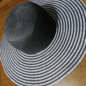 NWOT Elegant Sun Hat Black & White